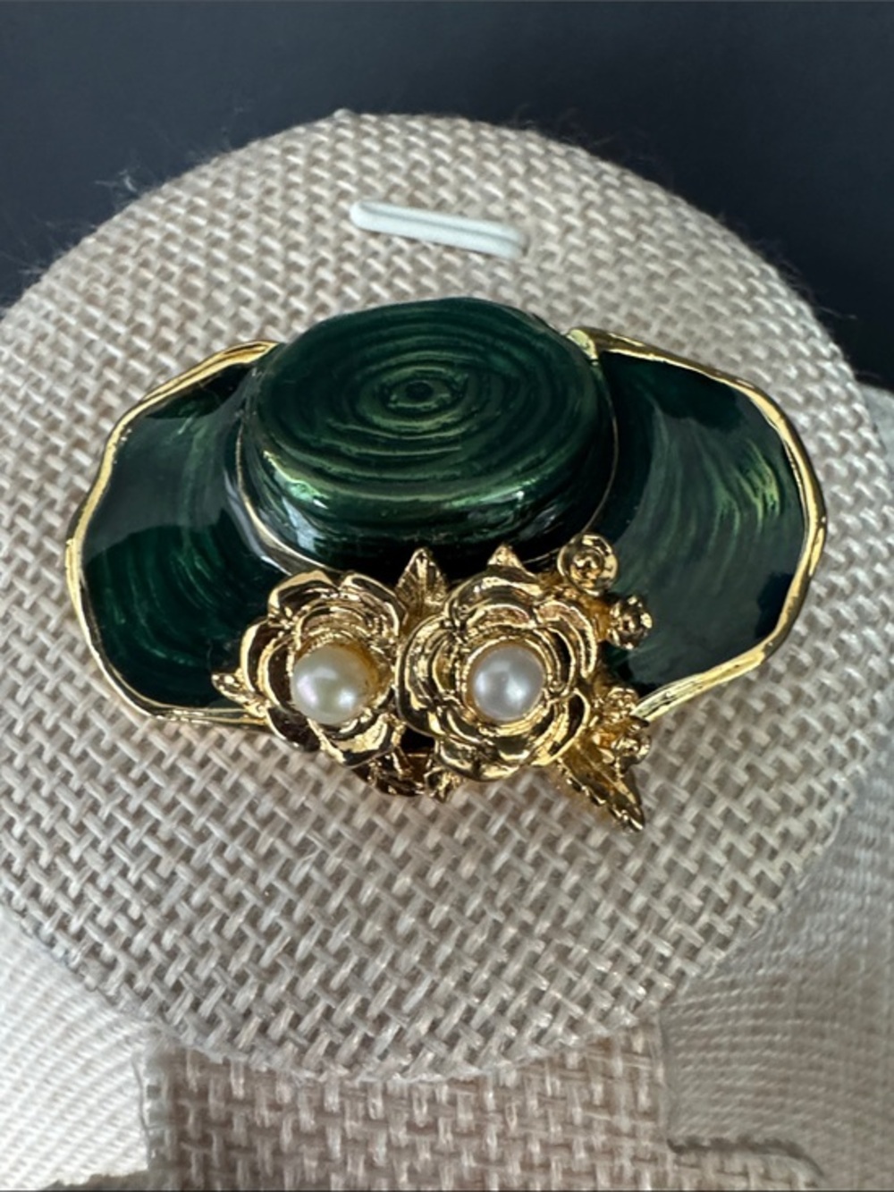 VTG Signed JJ Jonette Jewelry Gold Tone Green Enamel Hat Brooch Pin Faux Pearls